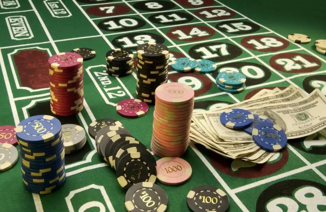 Live-dealer casino table on bangsawan slot mobile app with multiple players and real-time feed